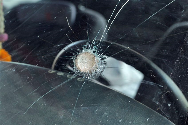 Should You Drive Your Car if Your Windshield is Smashed In?