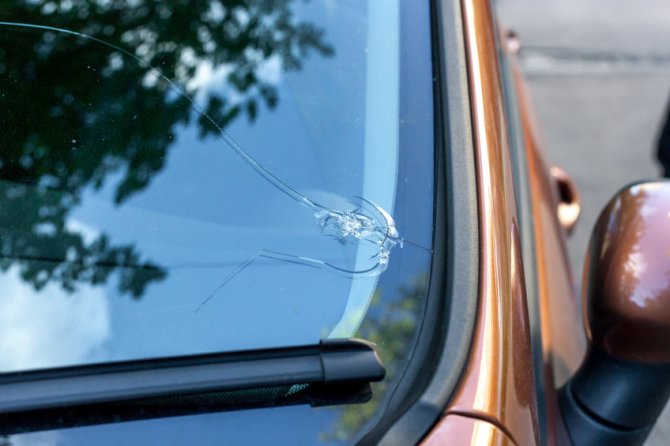 6 Signs It’s Time to Visit an Auto Glass Repair Shop