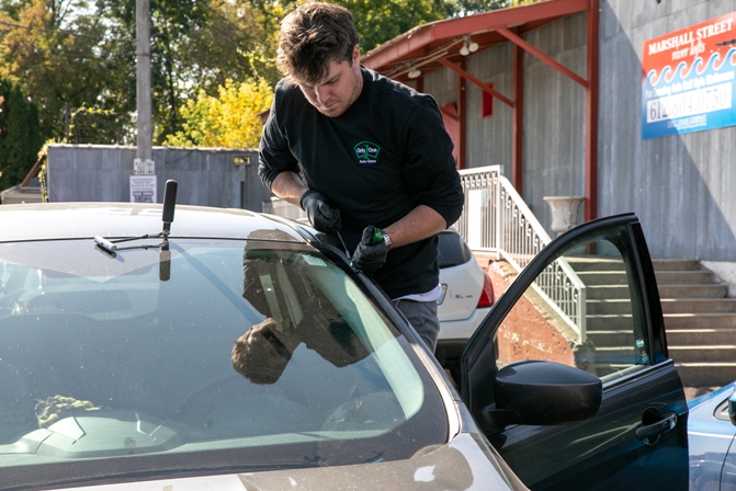 How to Handle Auto Glass Repair & Replacement the Right Way