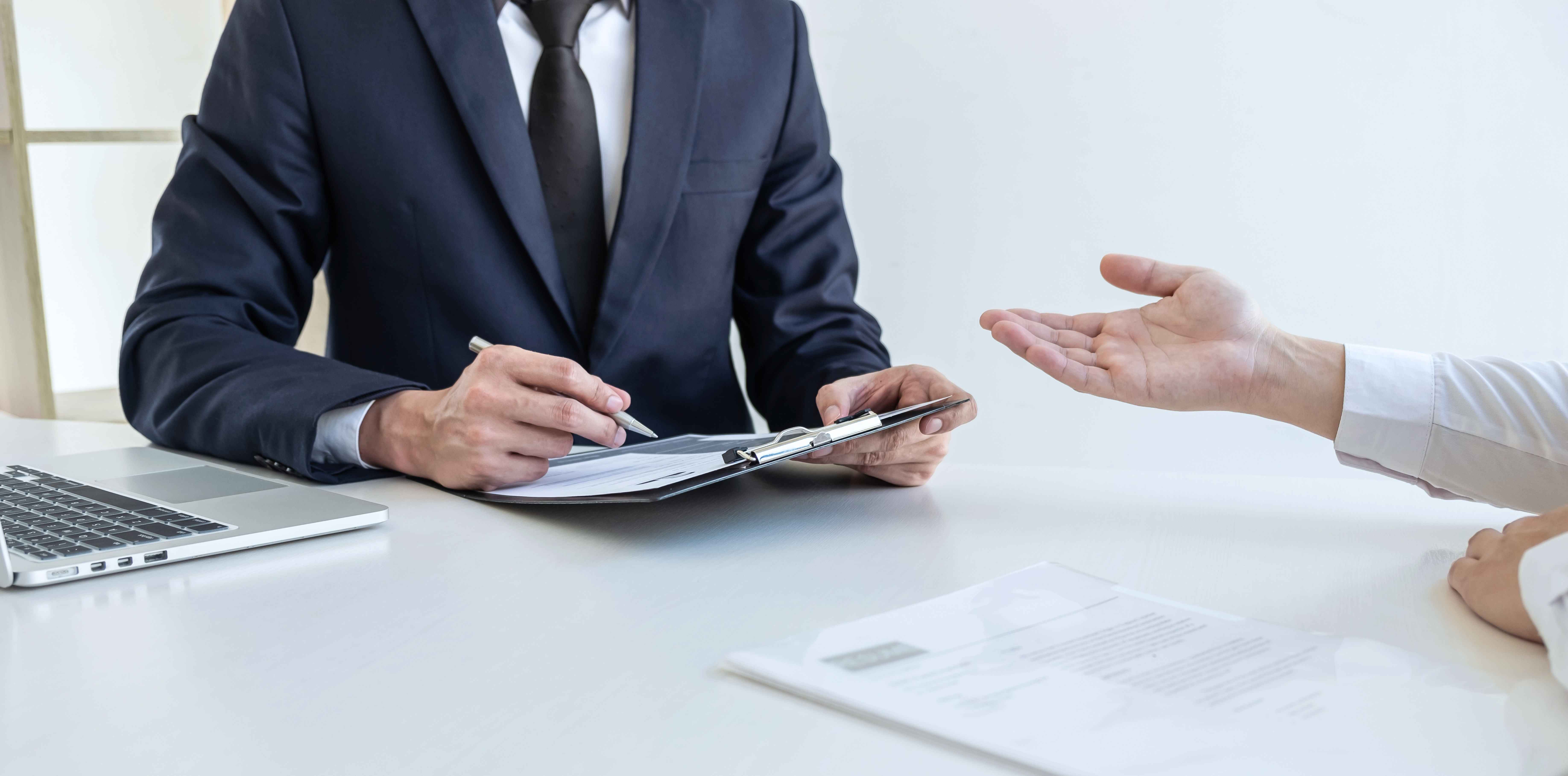 Benefits for Insurance Agents Partnering With Auto Glass Services